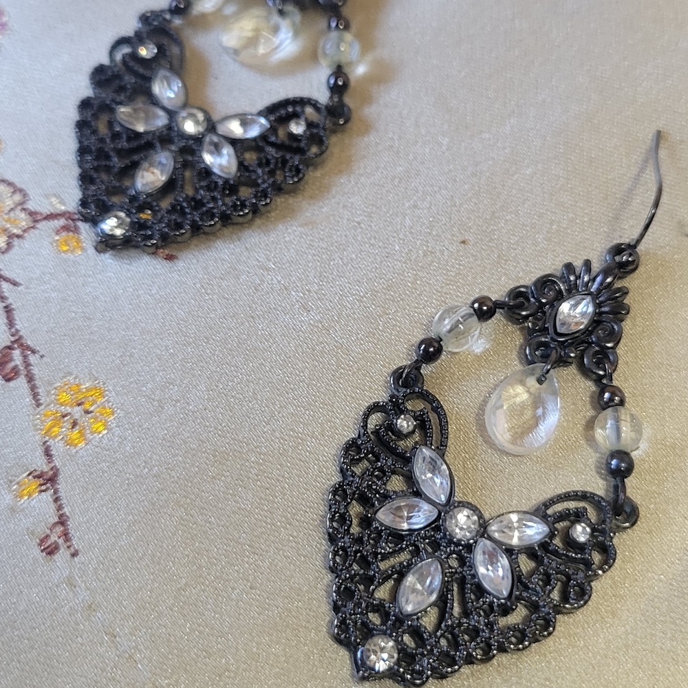 Vintage Black and Silver Filigree Earrings